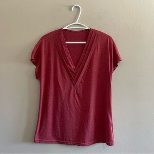 Emery Rose Marled Red Short Sleeve T-Shirt Pleated V-Neck – Size Large GUC